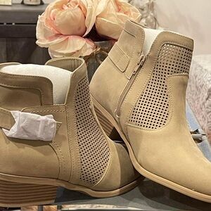 Size 11 - Brand new - never worn